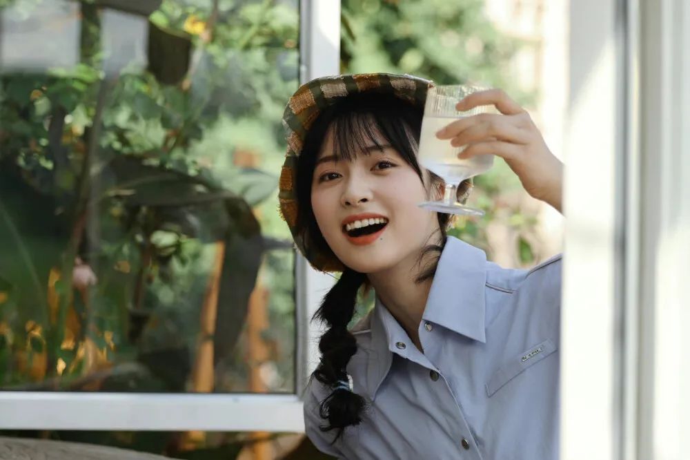 迪丽热巴|救命,内娱看不上的沈月,已经火遍越南了!