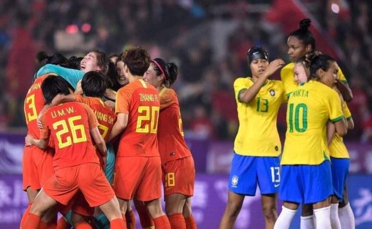 中国女足|中国女足凯旋归来，00后小将获10万元奖励，水指导理智发声