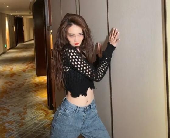 徐璐|徐璐酒店露脐装热舞，毛发旺盛令人羡慕，肚皮除了白还有马甲线