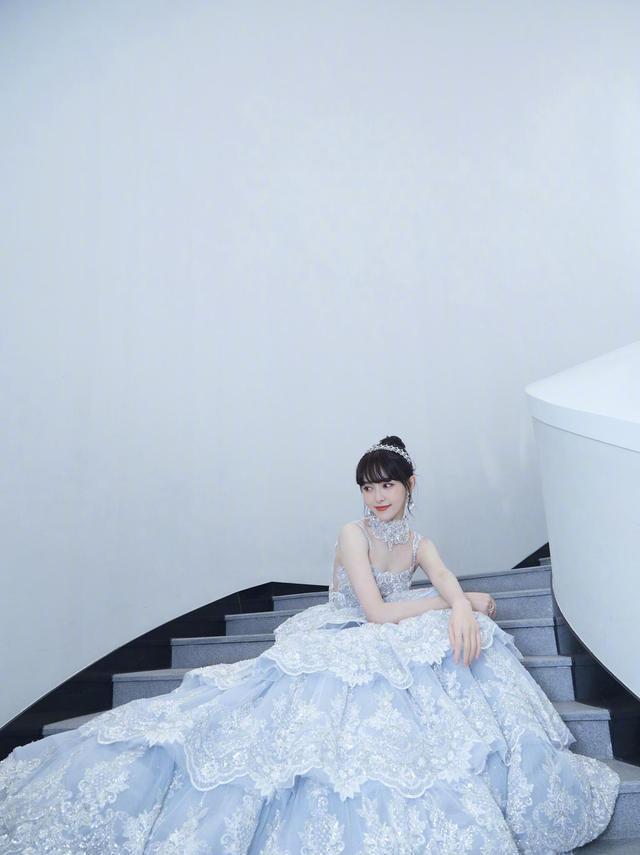 唐嫣|唐嫣亮相东方卫视春晚,仙女裙太美,粉丝羡慕不已!