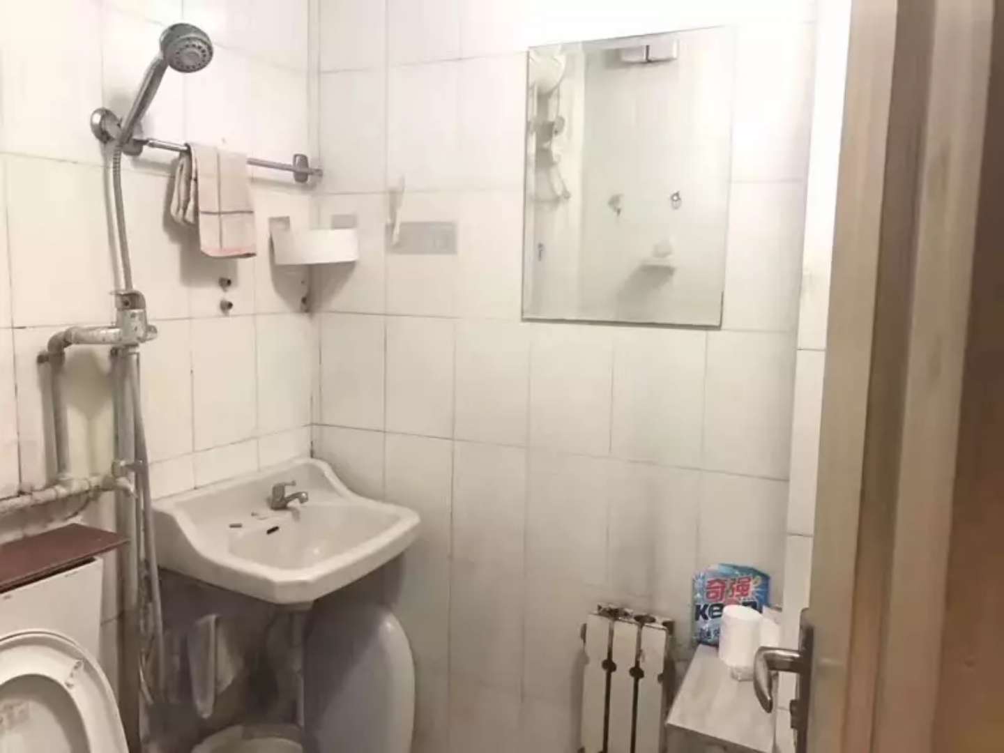 朋友花2000块改造出租房,改造完后所有人都惊讶了!