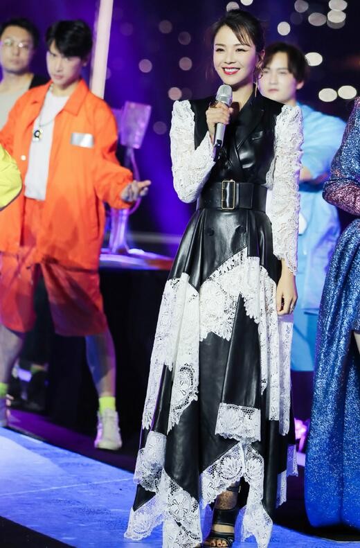 刘涛|刘涛这身材无敌了,黑白拼接裙帅气不失女人味,120斤还有蚂蚁腰