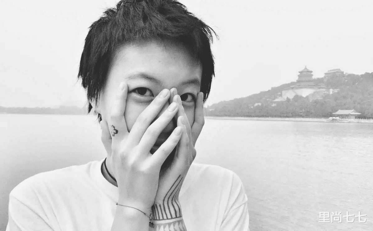 窦靖童|窦靖童终于换回女人造型，国外看秀，盘发配裙装很像王菲啊