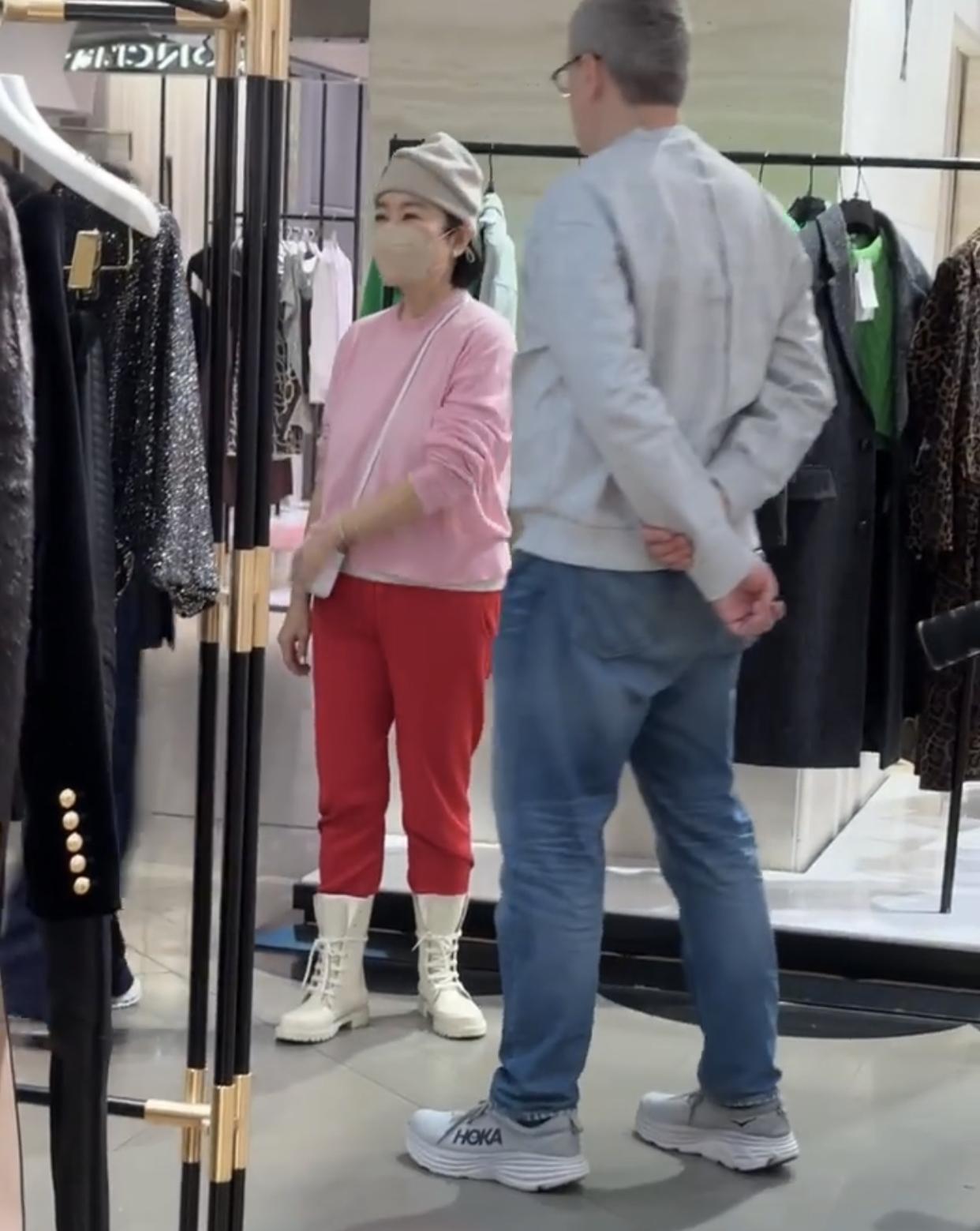 林青霞|68岁林青霞现身法国暴瘦!皱纹如树皮,沧桑憔悴被认成清洁工