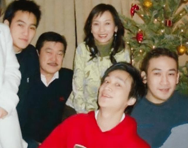 赵雅芝|赵雅芝的3个儿子，个个让她骄傲！