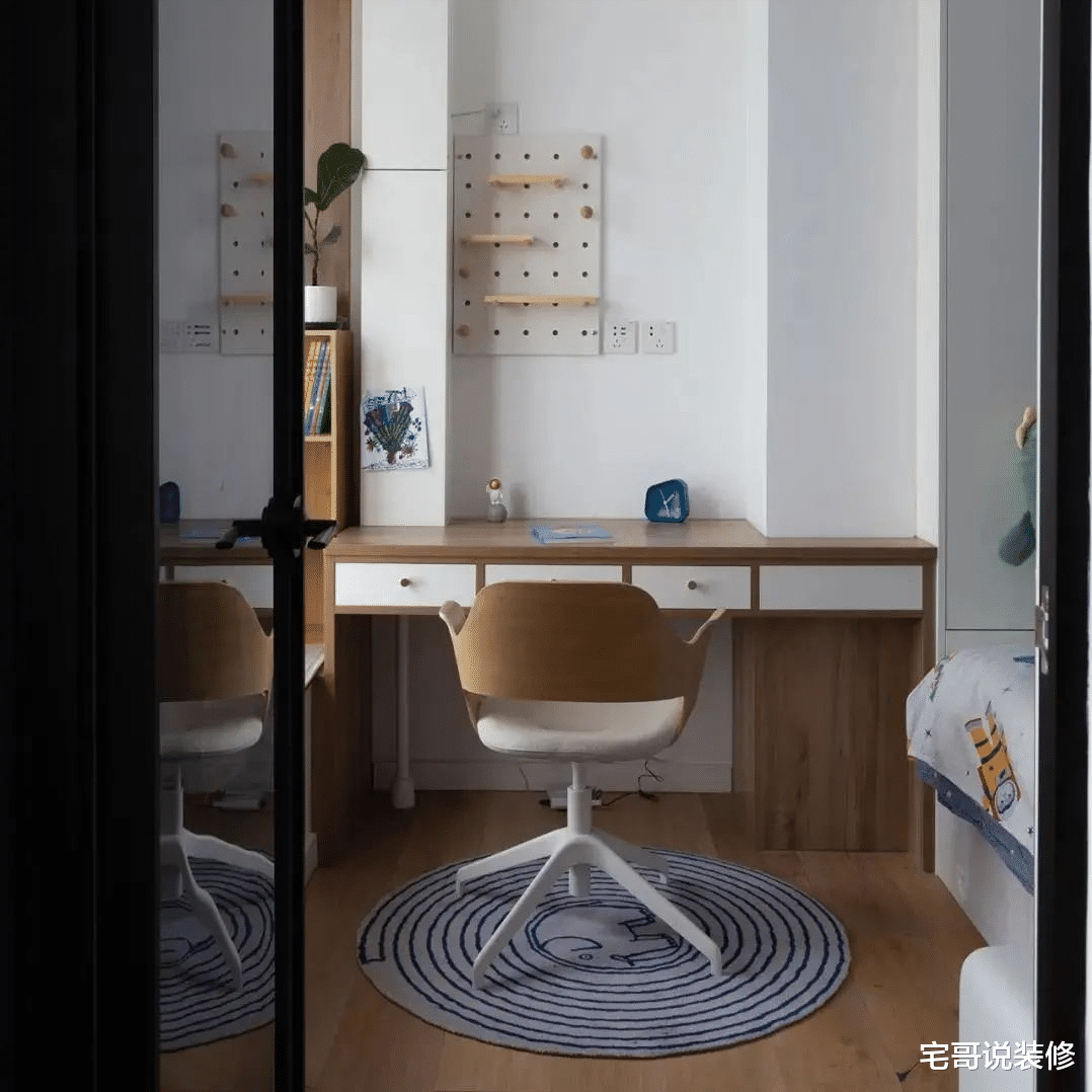 一家3口挤46㎡小家,设计师巧妙从各处“偷”空间,1居变2居,真牛