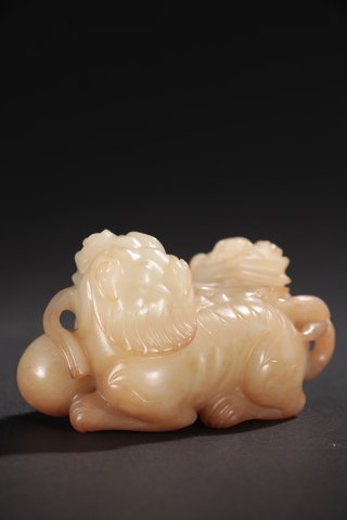 和田玉籽料|清代-和田玉籽料双兽戏球雕件