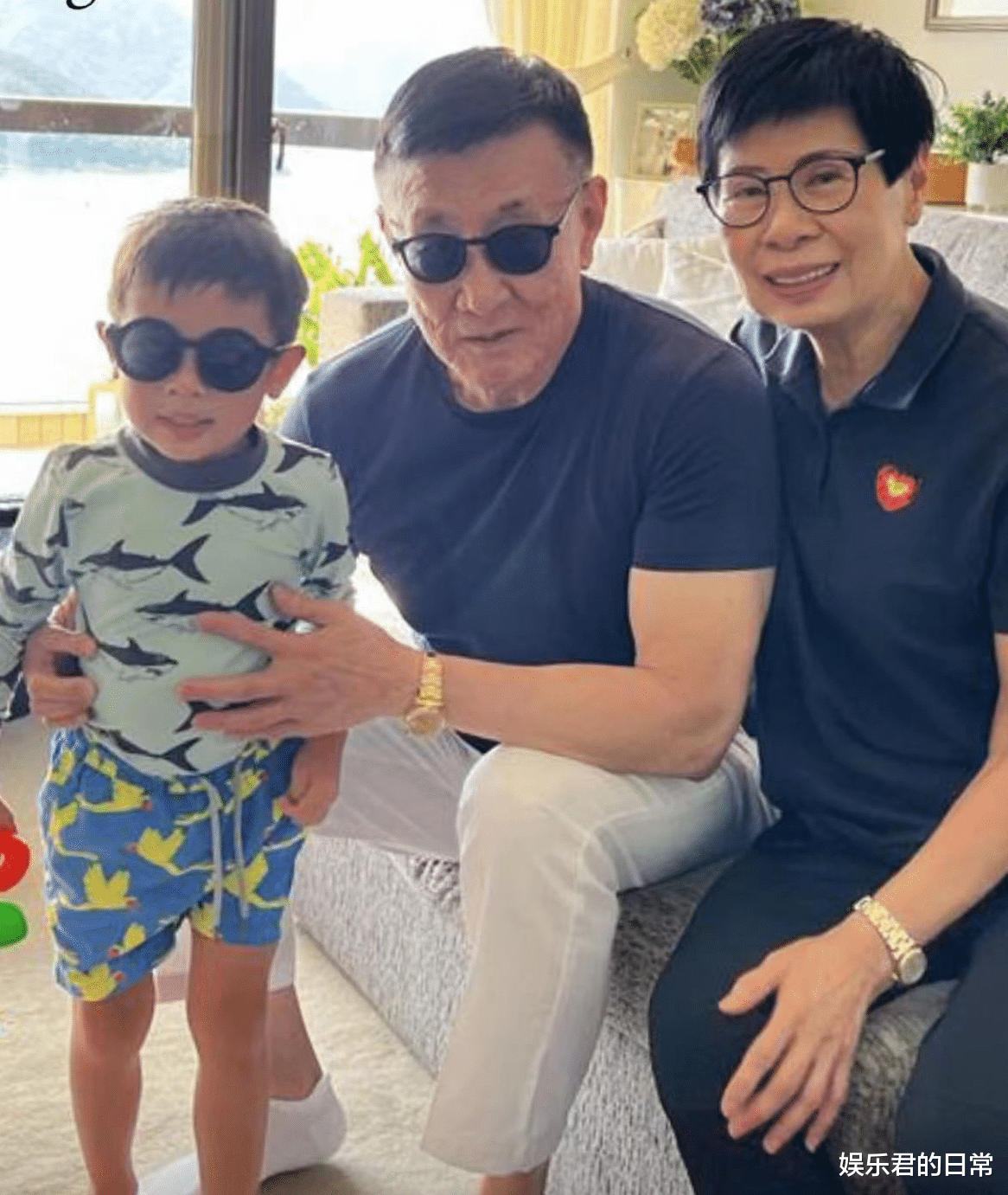 乐基儿|黎明前妻晒三代同堂照，父亲比富豪老公看着年轻，定居美国吃大餐