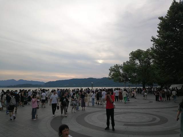 |美景一时观不透,天缘有份画中游。西湖,你仍是十几亿人的娇宠