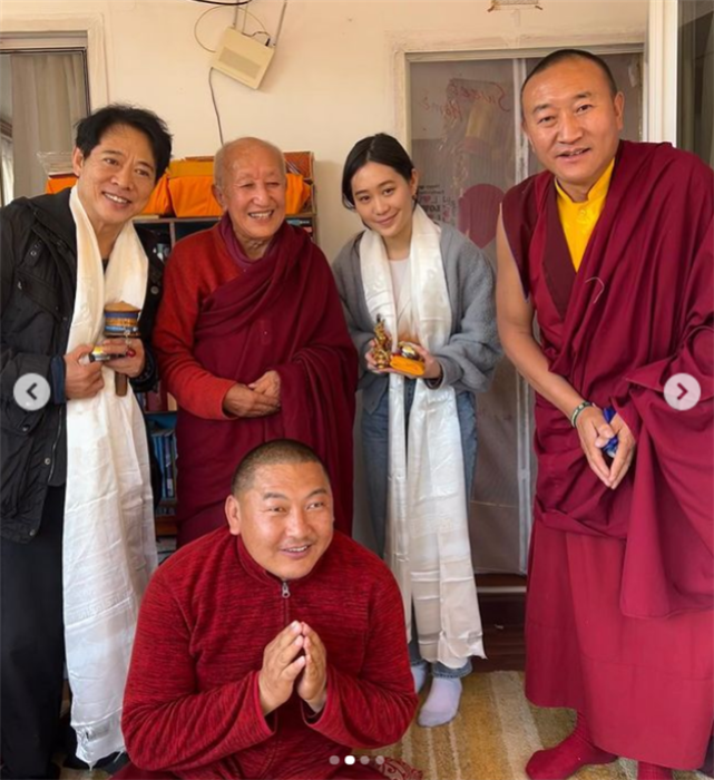 ive|李连杰到尼泊尔寺庙拜佛,面带笑容精神奕奕,小女儿表现十分虔诚