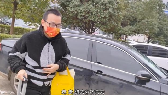 黑丝|本科生进到工厂里边做普工，网友：大学白上了？