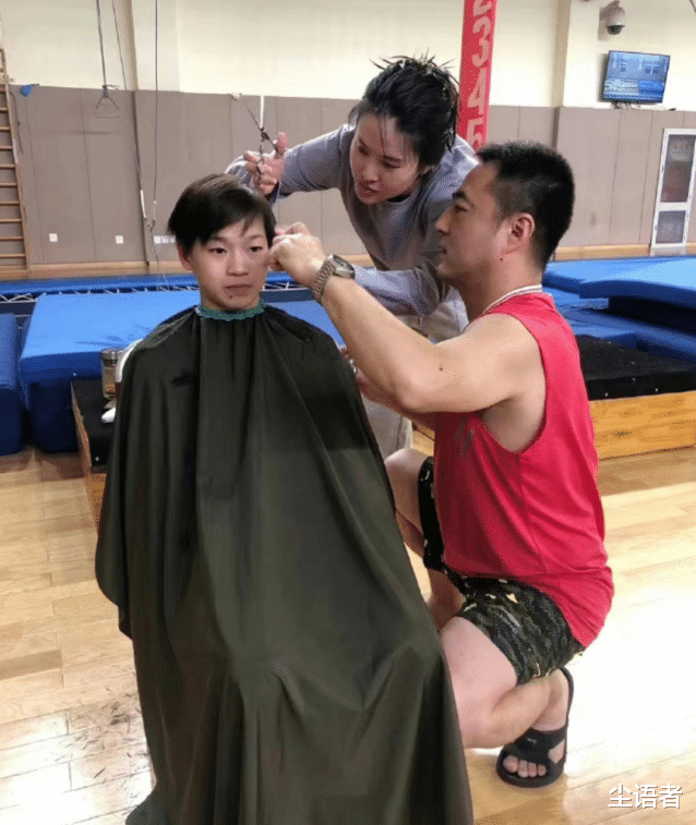 新发型，全红婵理发待遇高，理发师让粉丝感到意外，旁边指导员级别则更高