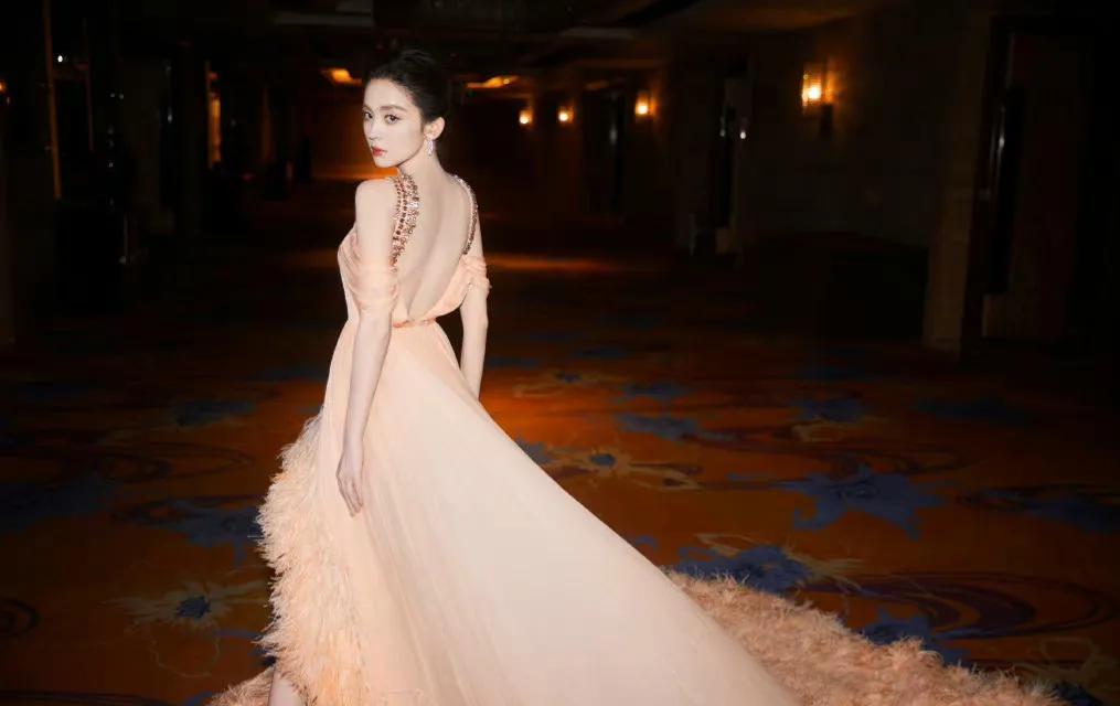 古力娜扎|视听盛典女星造型出炉:赵丽颖绝美,娜扎有气质,毛晓彤最可爱