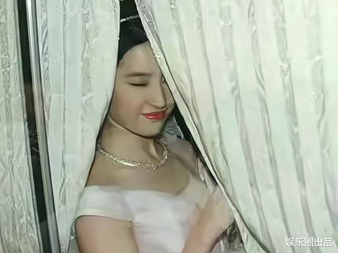 刘亦菲|刘亦菲坐大巴照片火了,被质疑“故意摆拍”,脸部表情成了槽点