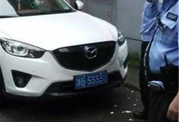 摇到5555车牌,第二天车被砸,保安:管不了,你干了啥没数?