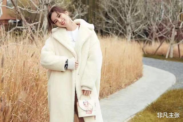 刘诗诗|刘诗诗好会混搭，白色长款毛绒外套配针织开衫，叠穿搭配时髦爆了