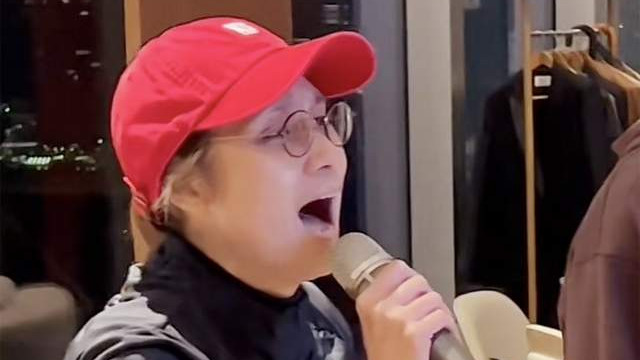 戚美珍|苗侨伟与妻子甜蜜K歌，吴启华随声摇摆，61岁戚美珍沧桑到不敢认