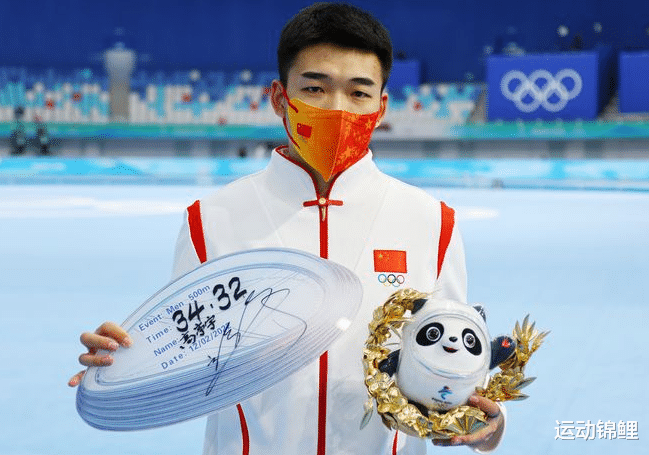 高亭宇|破纪录夺金！高亭宇获纪念牌，激动跳上领奖台：就像18年前的刘翔