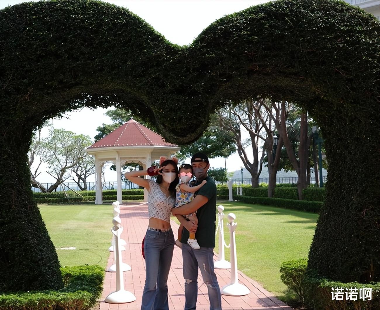 |林峰一家三口游迪士尼，张馨月全身名牌出镜！一个包包价值十几万