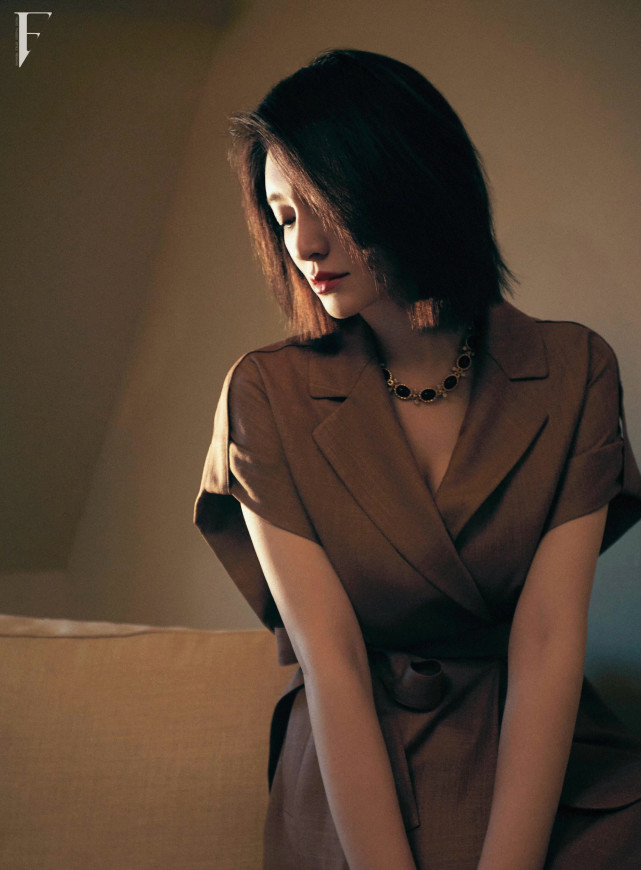 穿衣搭配 44岁李小冉久违拍大片!留短发甜美减龄,穿职场装霸气又不失气质