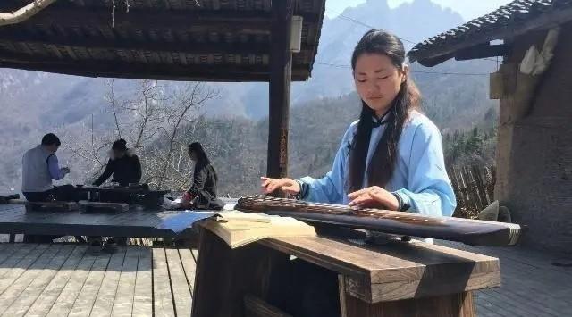 男子隐居深山10年,与女弟子结婚,多人前来拜师,今妻子负责授徒