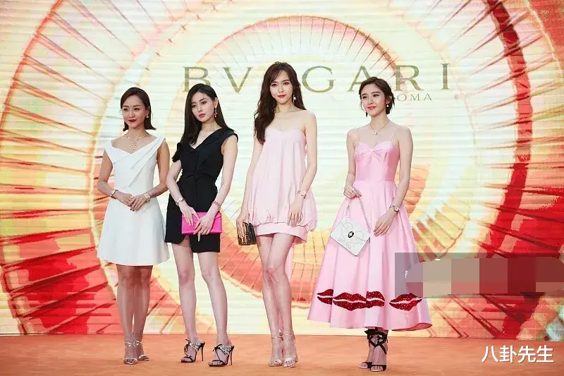 关晓彤|女星同框必有一输？关晓彤秀长腿还是输给娜扎，刘亦菲发福被艳压