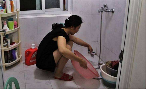 甘肃女子每次逛街回家都洗过澡,丈夫起疑后一路跟踪到酒店终撞破
