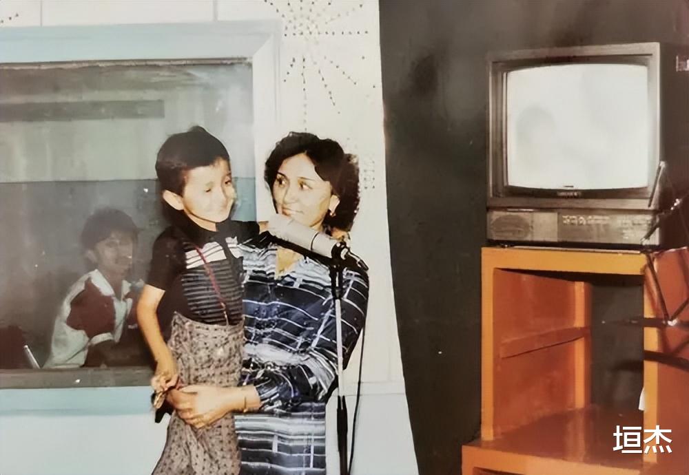 李易峰|尼格买提:30岁娶帕夏古丽,结婚9年无儿无女,风光背后有心酸