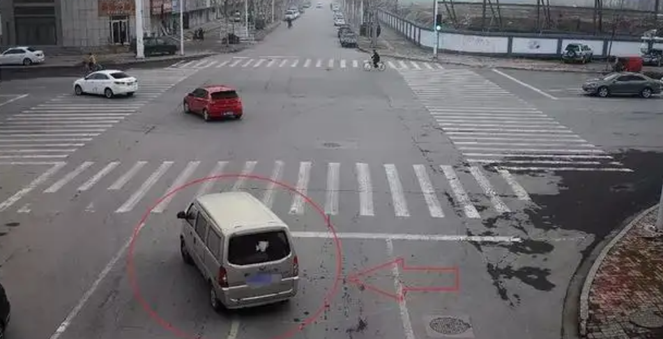 前车发生事故无法通过,后车压线变道算违章吗?再说一次,记住了