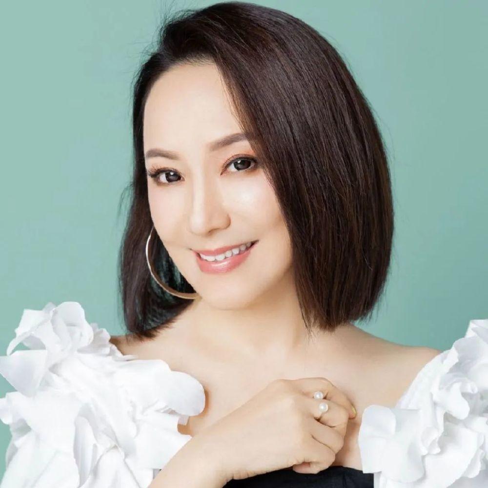 周艳泓|46岁老牌女歌后街边卖唱！身材走形似寻常妇女，歌声动听中气十足