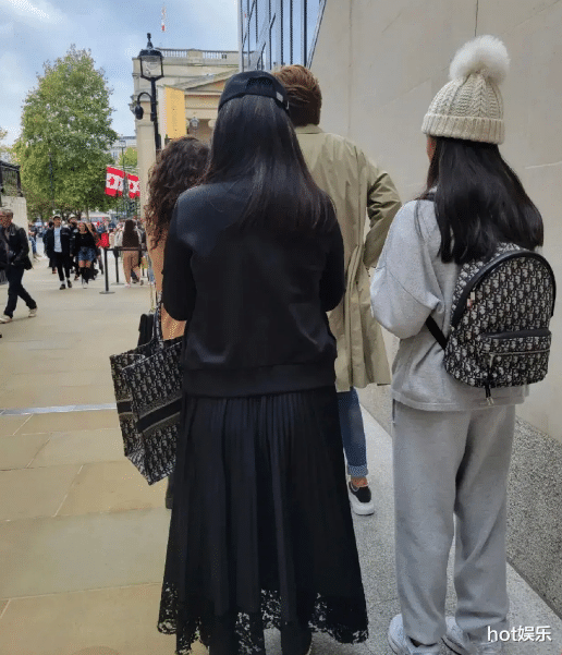 李湘|李湘母女过年不忘仪式感,餐厅像宫殿,无意炫富却全是金钱的味道