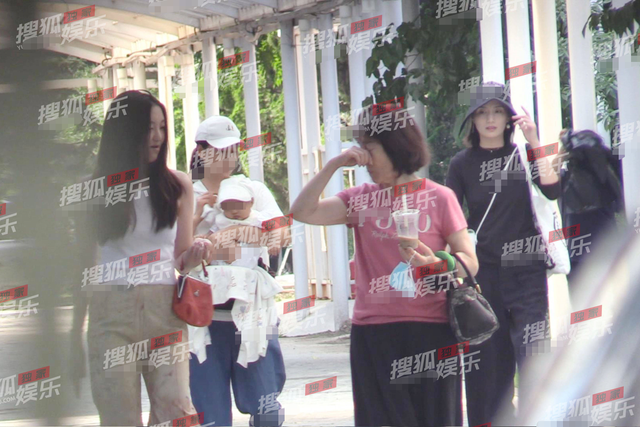 李嫣|李嫣和4个月妹妹首同框！全程与奶奶并肩热聊，海哈金喜小跑跟上