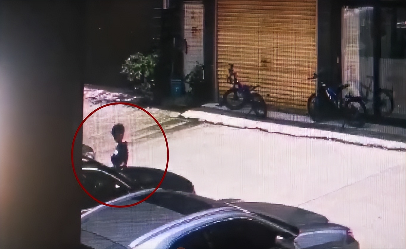 男孩往车胎上撒尿,母亲的态度惹怒车主报警,要求赔偿车辆损失费