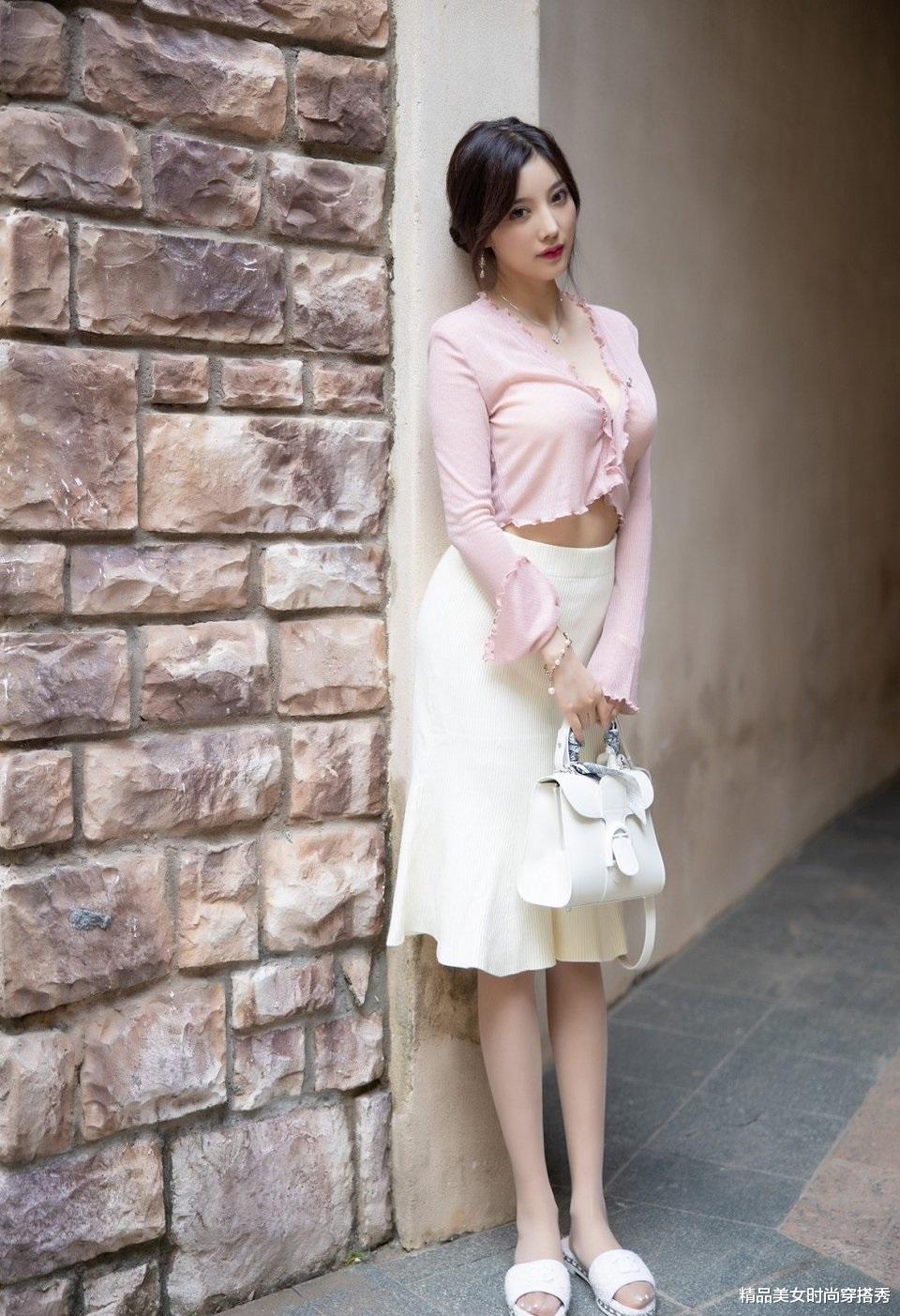 辽宁省|粉色的小衫,下身搭配一件白色半身裙,甜美时尚又性感迷人