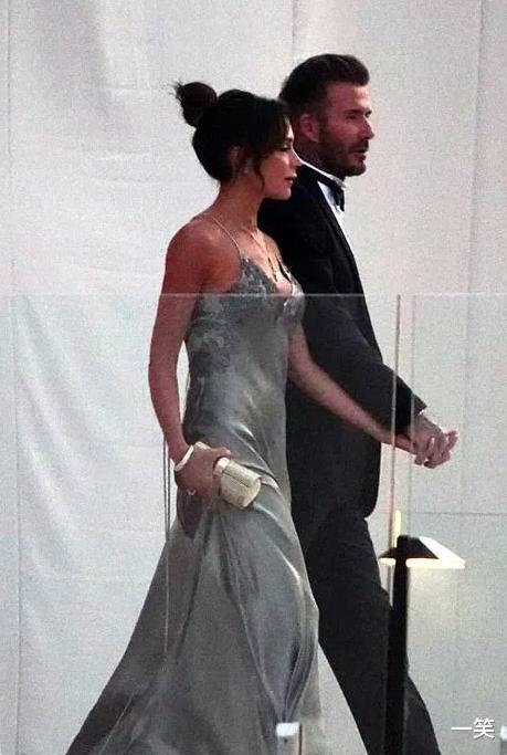 贝克汉姆|贝克汉姆23岁长子大婚，穿白色礼服致敬父母，婚宴上被女方立家规