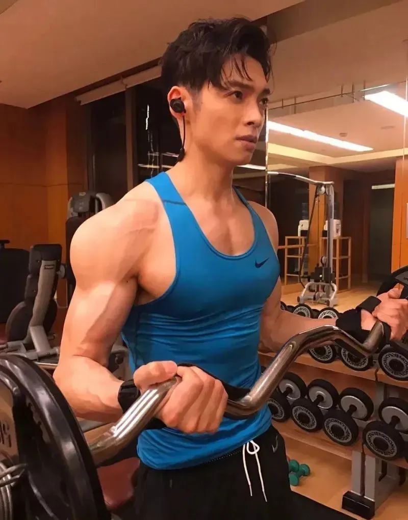 潜伏|胸肌引发的禁播，又惨又好笑