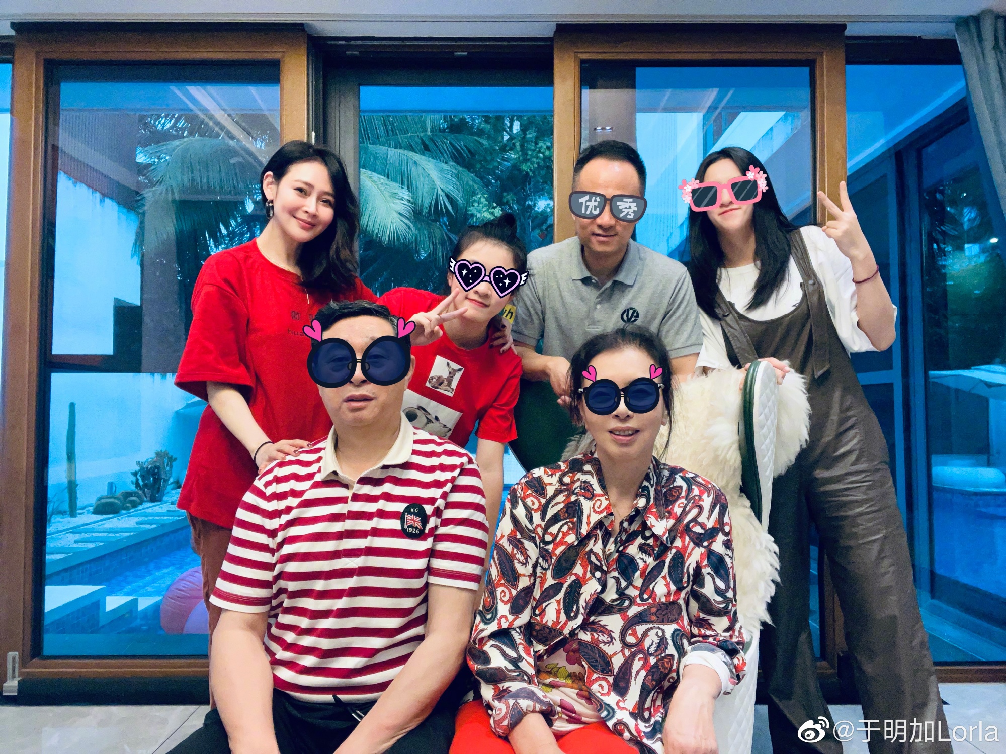 于明加|于明加丈夫罕露面,与太太合照开心比耶,俩女儿一个像爸一个像妈