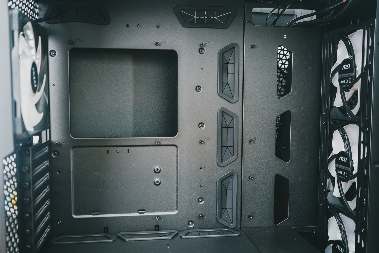 机箱|微星首款MEG机箱—PROSPECT 700RL战神开箱：风格凌厉、细节满满