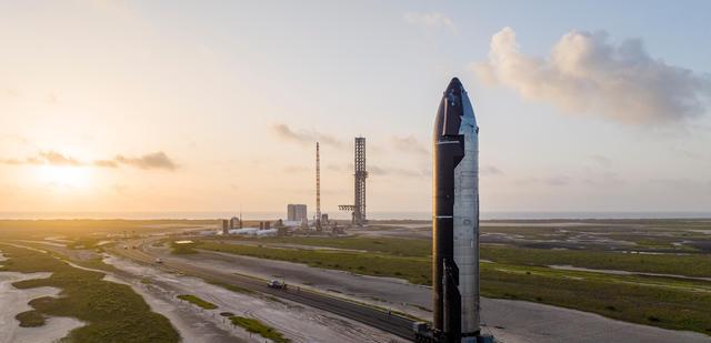 紧随其后,SpaceX的S24星舰原型机也到达了发射场,重要测试要来了