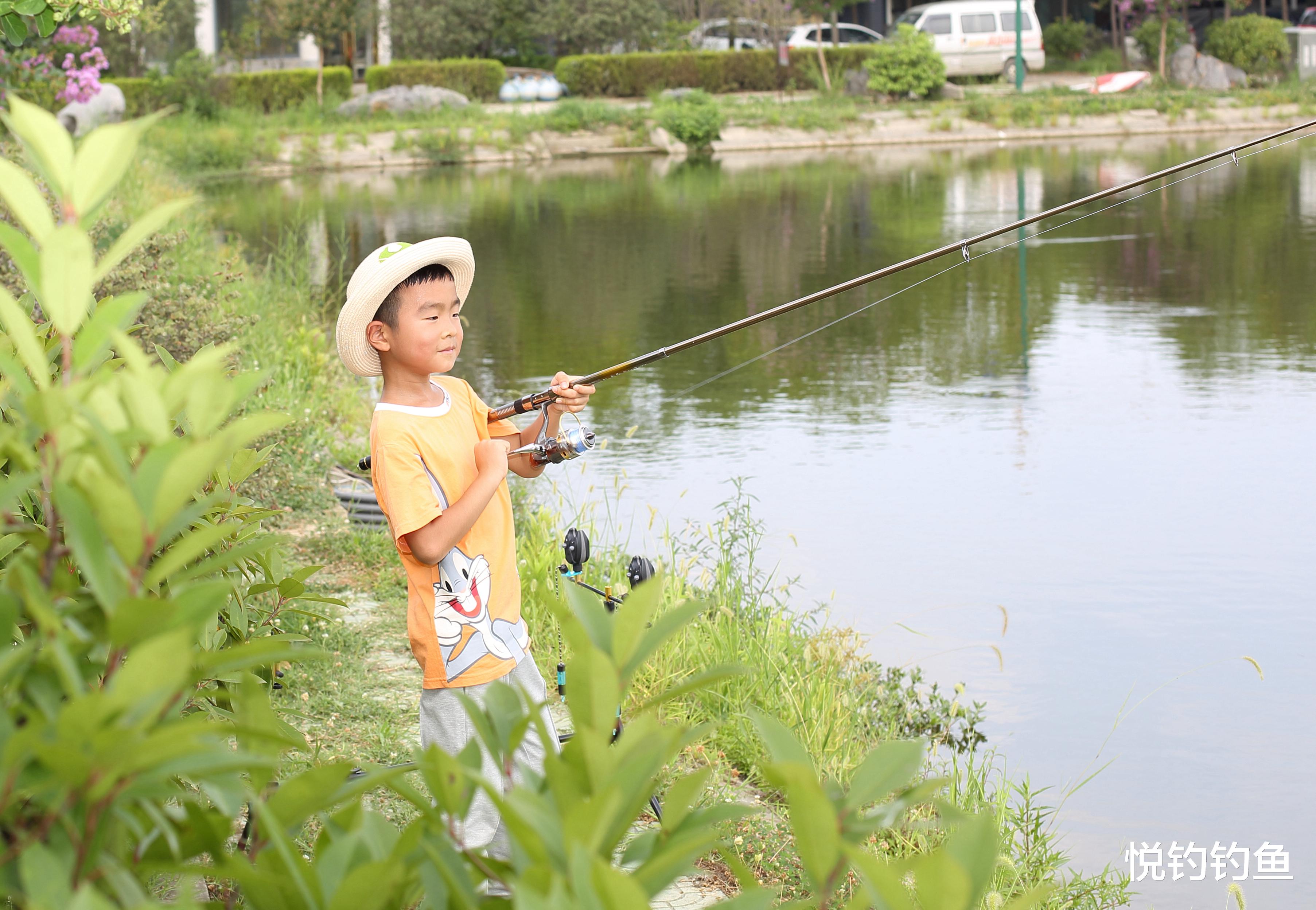 钓鱼|家有小小钓鱼郎，钓龄与年龄齐飞，钓兴与身高比肩……