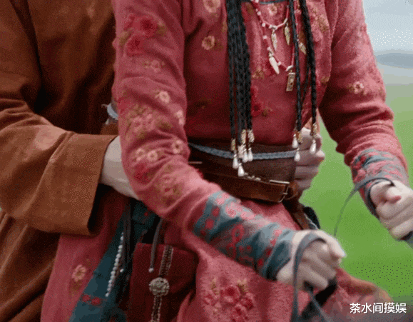 唐嫣|吃空气、假开车、骑假马、戴假肩胛骨，内娱明星拍戏有啥是真的？