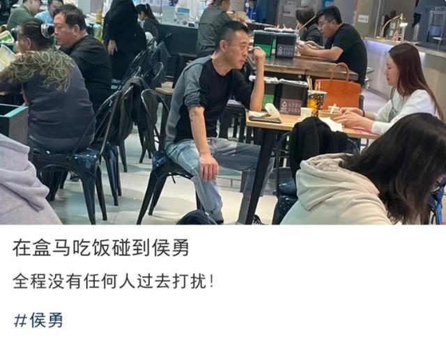 |侯勇带小20岁娇妻吃快餐！夫妻俩喝免费饮品，17万包包太惹眼
