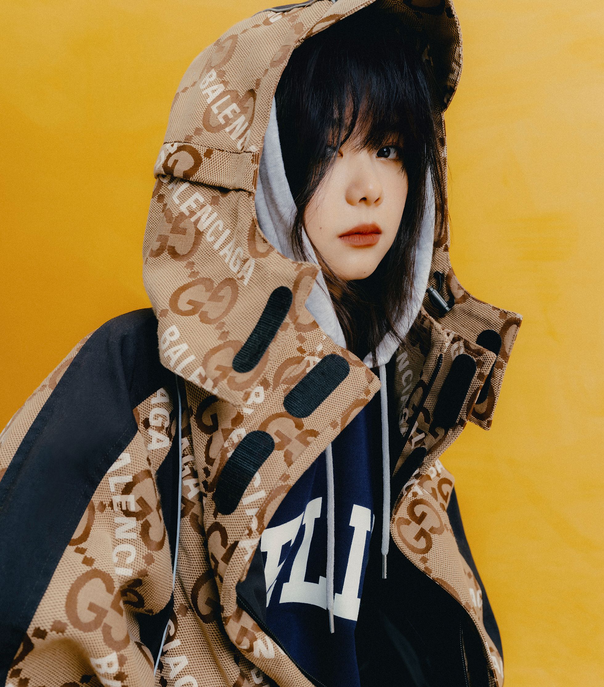 谭松韵|31岁谭松韵永远都有少女感,甜酷女孩气质抢镜,坐地上满脸无辜