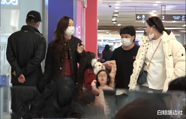霍思燕|霍思燕带俩娃和友人逛街！疑给二胎女儿扎辫子，脸蛋圆嘟嘟超可爱