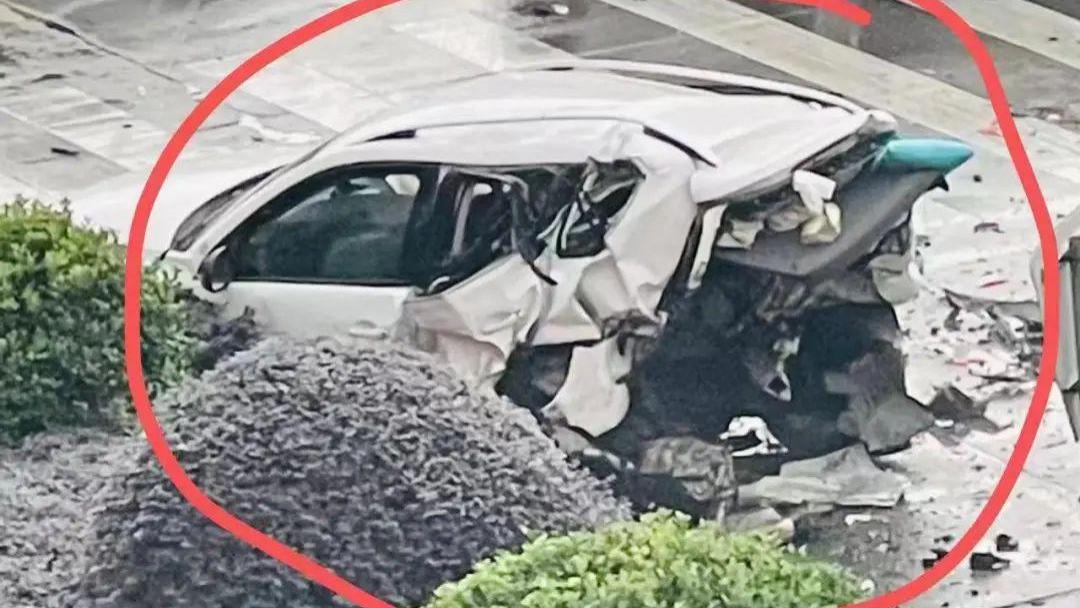 台州特斯拉高速追尾致前车乘员伤亡，鞭打损伤太强，汽车如何应对