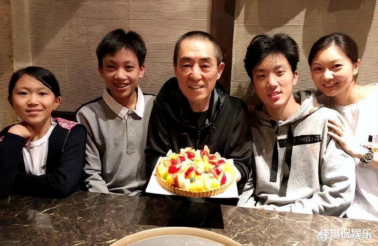 陈婷|张艺谋妻子陈婷携大儿子张壹男，罕见地和婆婆合影。老奶奶90多岁