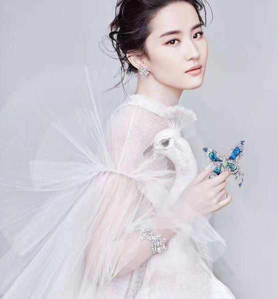 刘亦菲|刘亦菲坐高铁被偶遇,超大钻戒抢镜,险些被粉丝搭讪