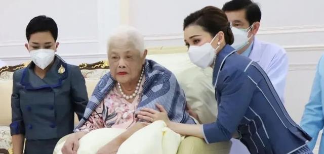 唇妆|泰国王太后90岁庆生照!满头银发穿一身粉嫩不违和,红唇妆容抢镜