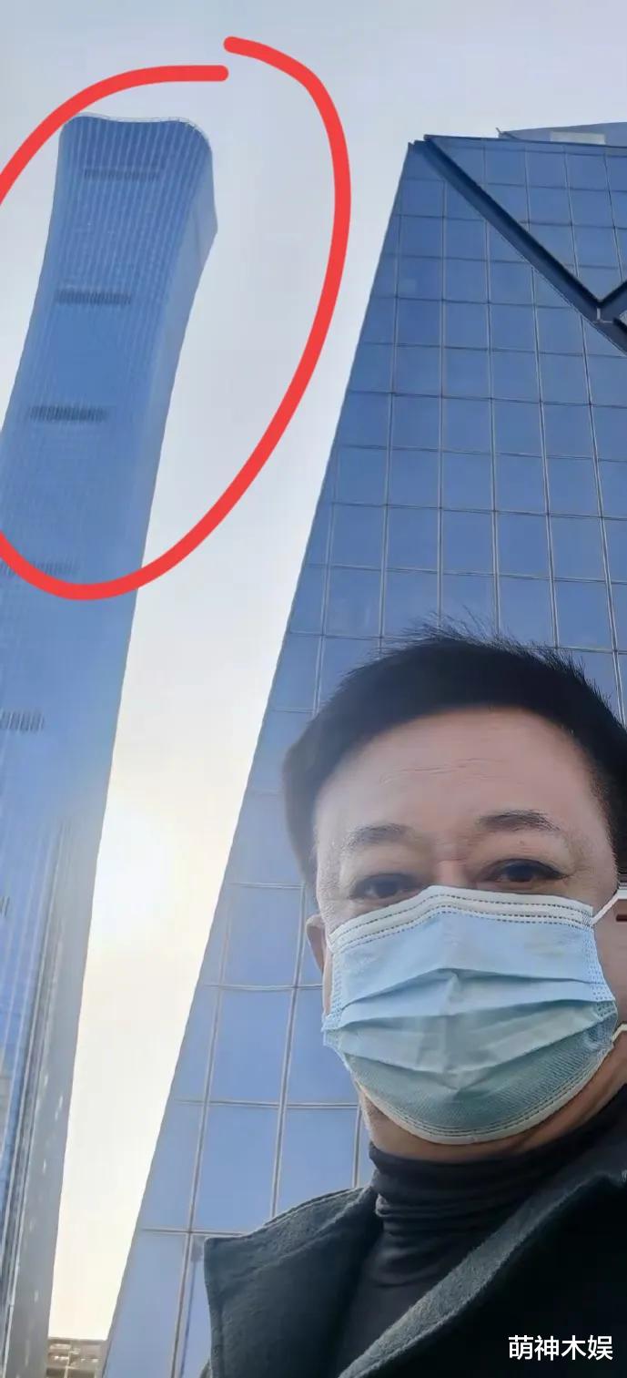 朱军|知名主持人朱军高调晒照，时隔4年现身总台门前，心情十分激动