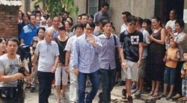 徐凤年|成龙回老家，周润发回老家，刘德华回老家，网友：这差距大